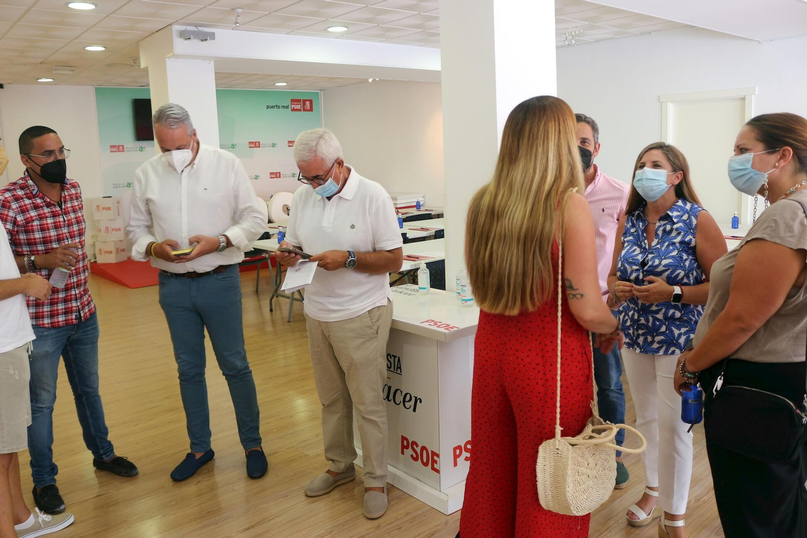 Ruiz Boix mira el móvil en la Ejecutiva Provincial del PSOE.