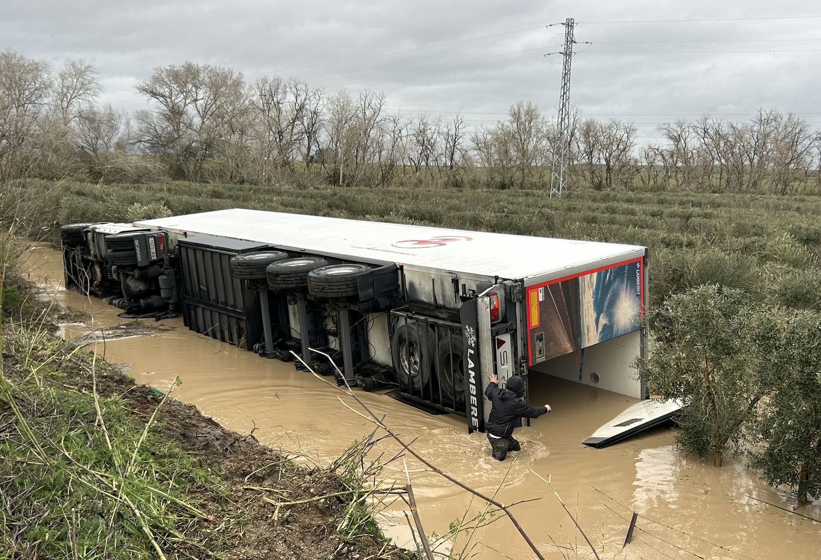 Lora del Río, ante la crecida del Guadalquivir: así lo contiene el muro de defensa