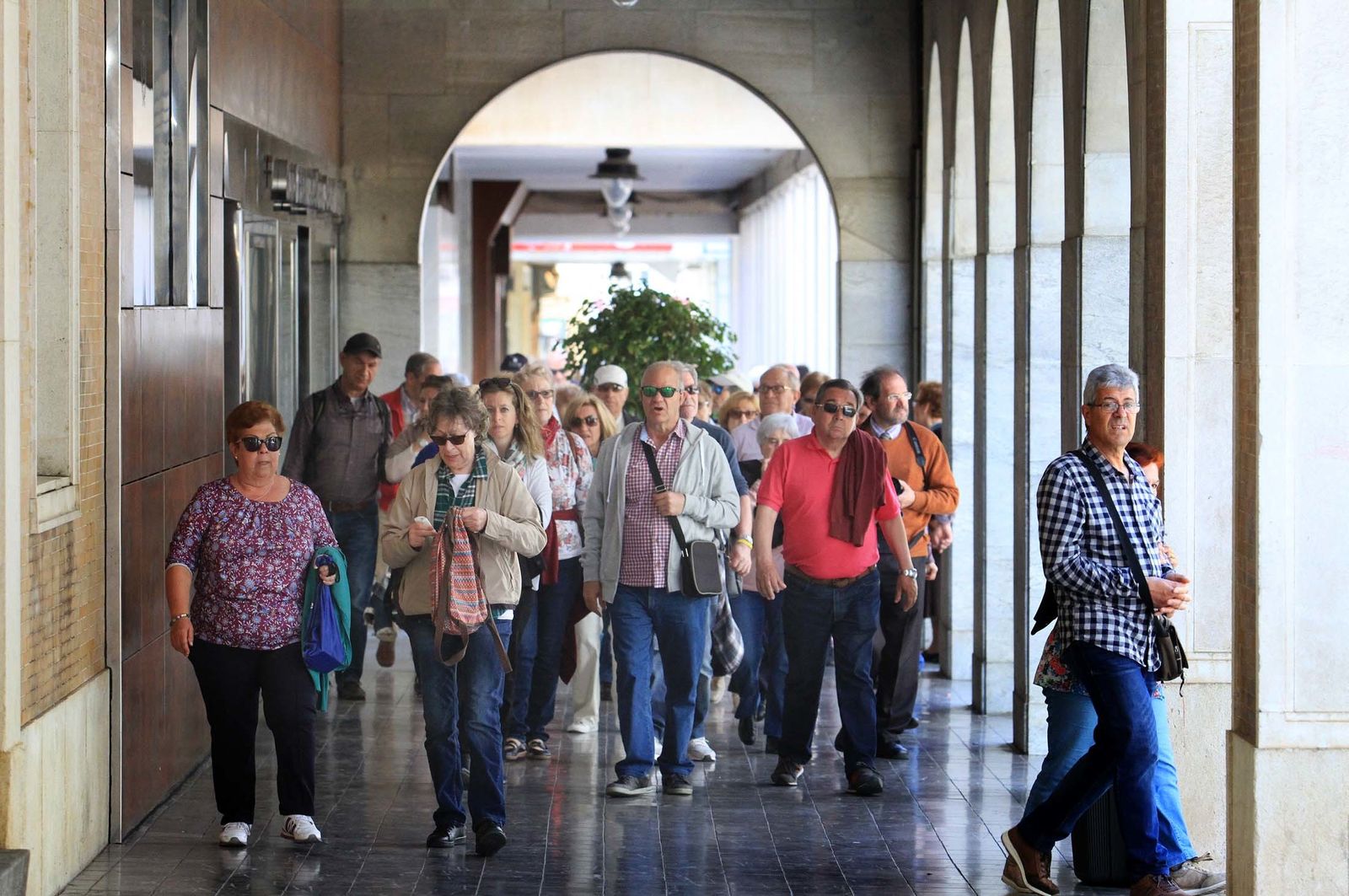 Varios turistas pasean por el centro de la capital onubense.