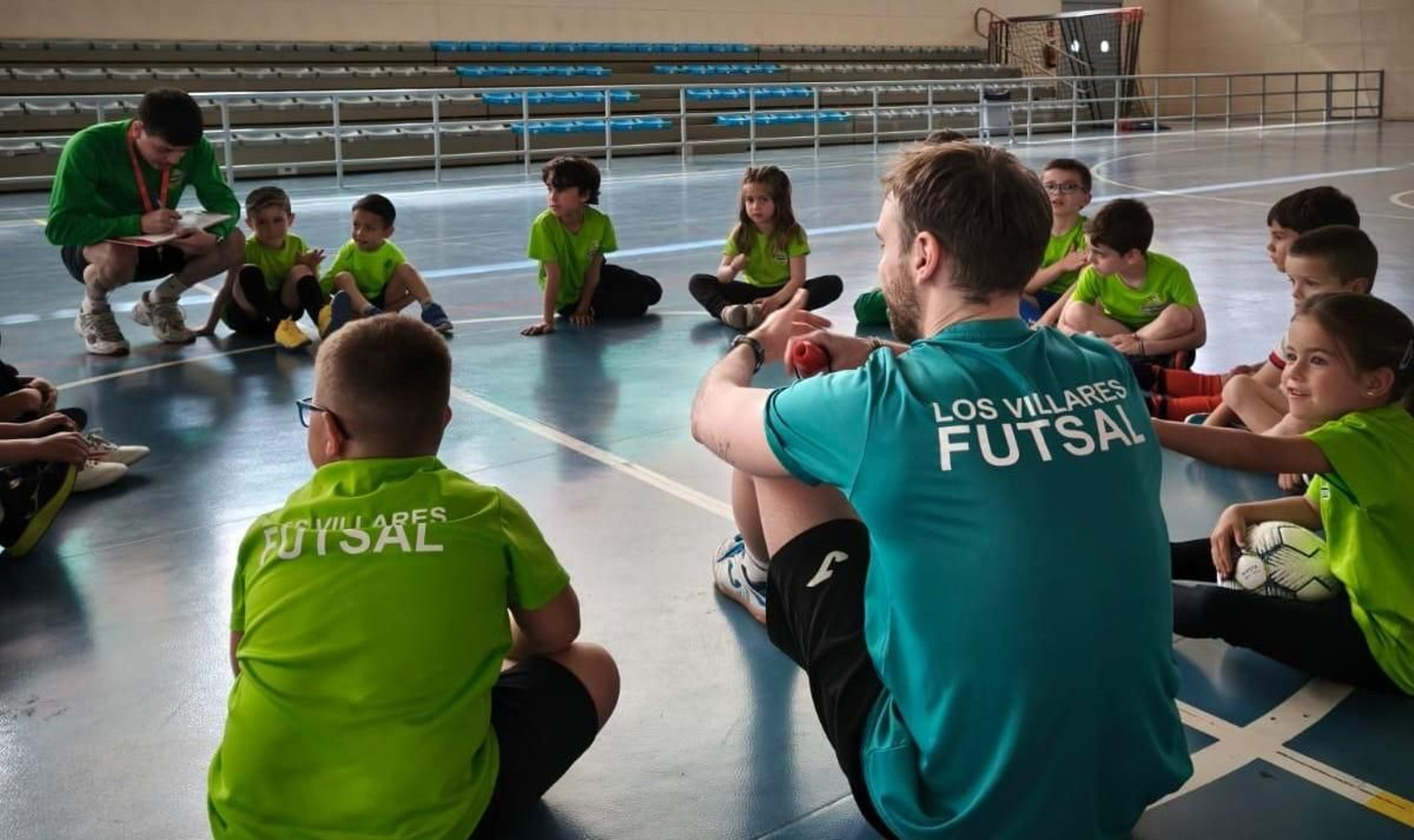 Entrenamiento de Los Villares Futsal con uno de sus equipos de iniciación.