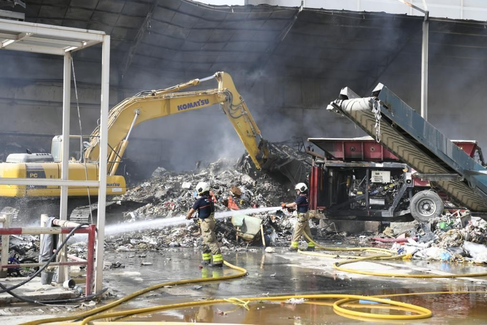 Fotos del incendio que ha calcinado una nave en el polígono Bobadilla de Granada