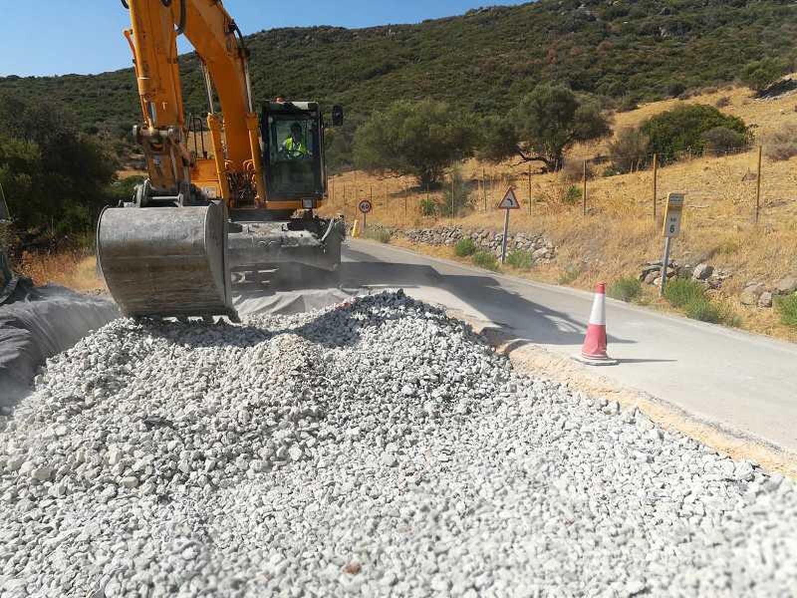 Una de las actuaciones impulsadas por la Diputación en las carreteras de Málaga