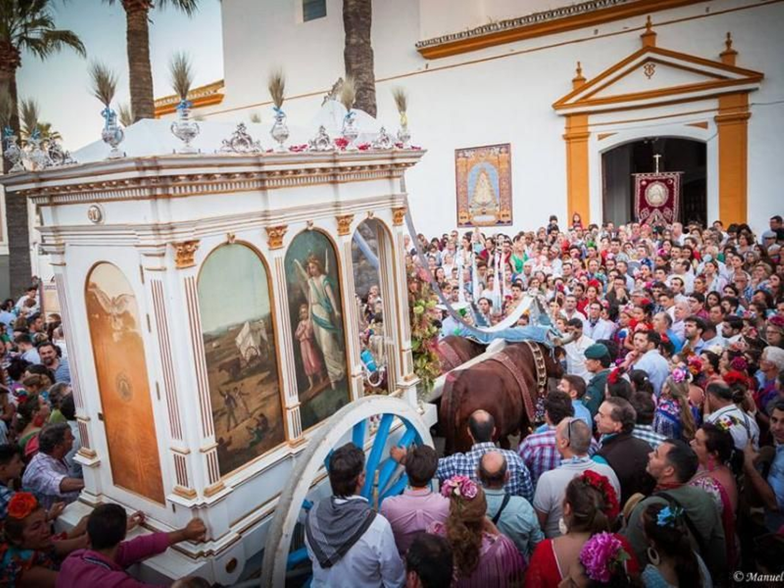 La carreta del Simpecado de la Hermandad del Rocío de Umbrete en su paso por Villamanrique