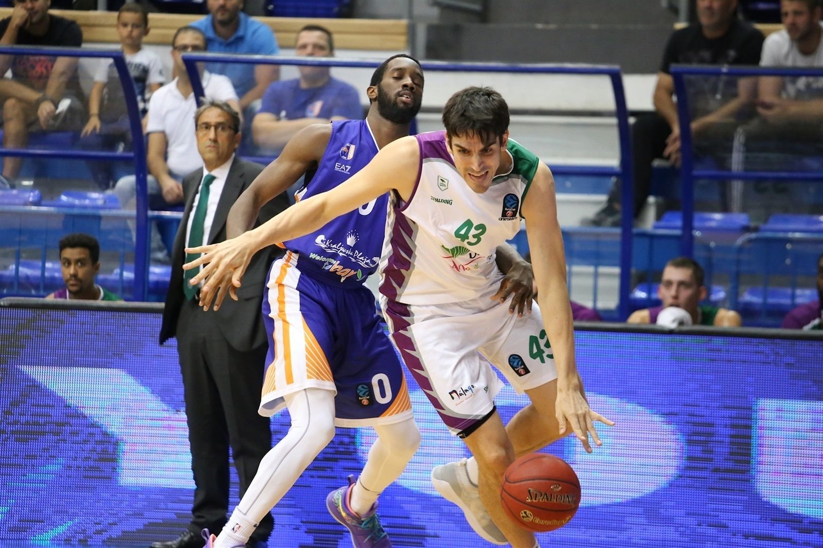 Carlos Suárez bota el balón en un ataque del Unicaja.