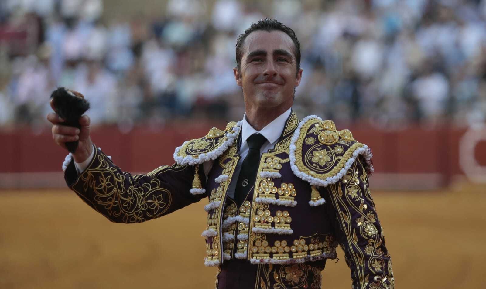 El Fandi con la oreja que le ha cortado a su segundo toro.