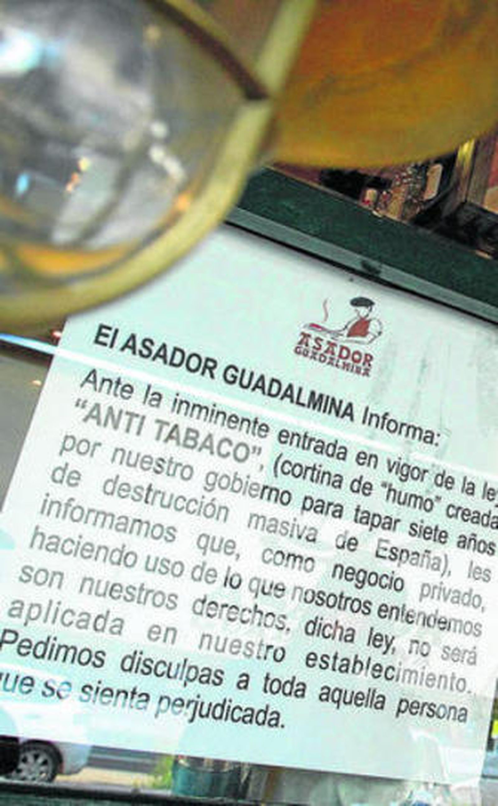 Cartel colocado en el asador Guadalmina de Marbella.