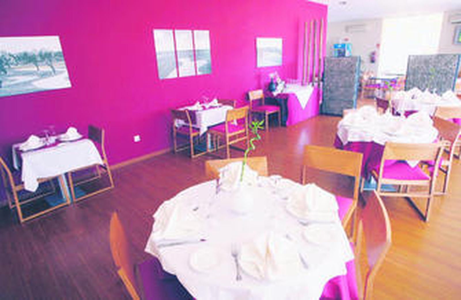 Interior del restaurante Birdie, ubicado en el complejo Villanueva, en Puerto Real.