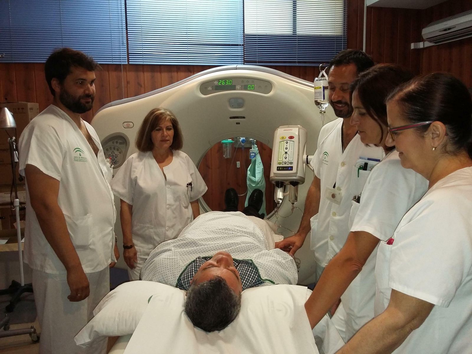 Un equipo sanitario del Hospital Juan Ramón Jiménez de Huelva se disponen a hacer el diagnóstico a un paciente.