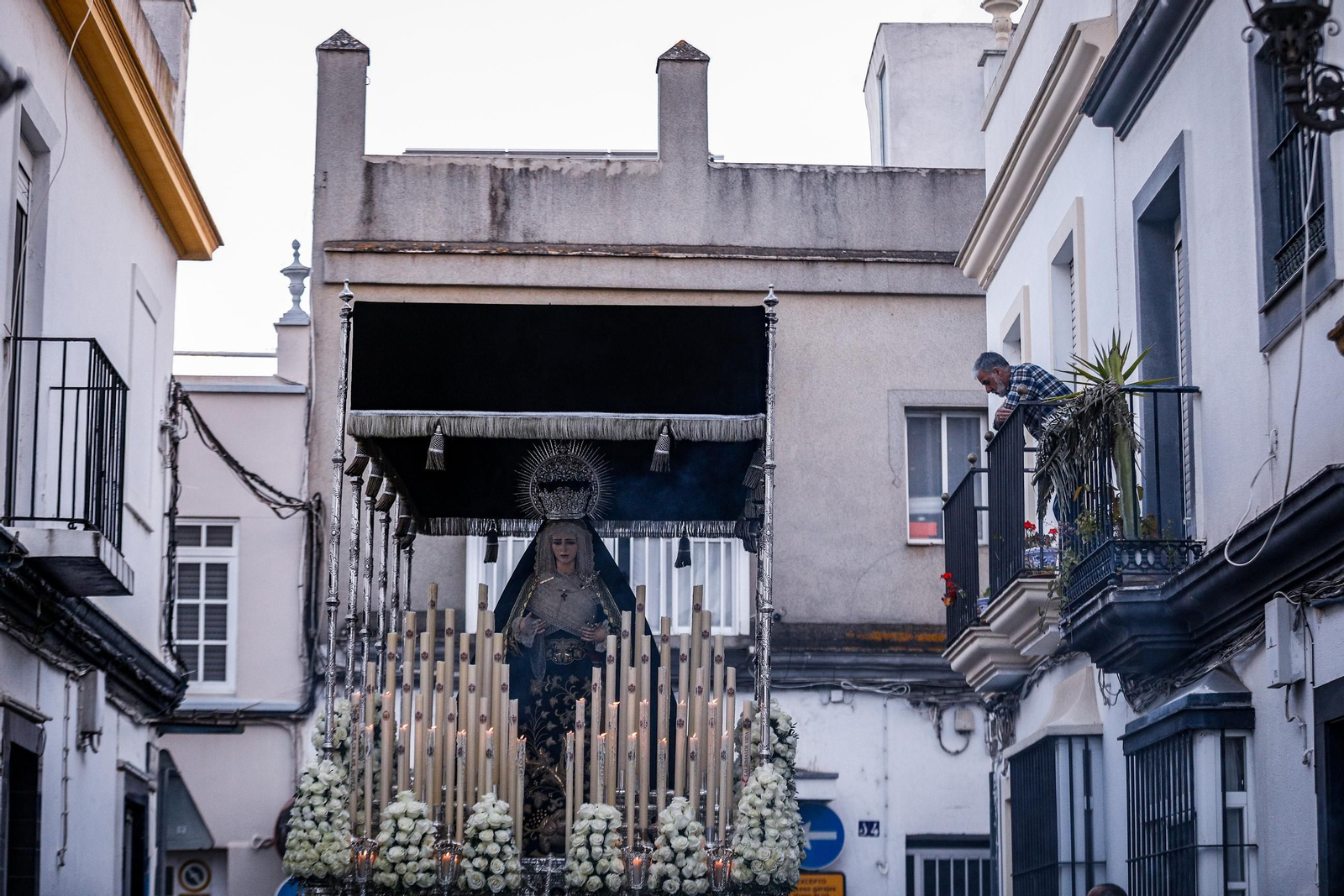 Imágenes de la salida de Santo Entierro en la Semana Santa de San Fernando 2025