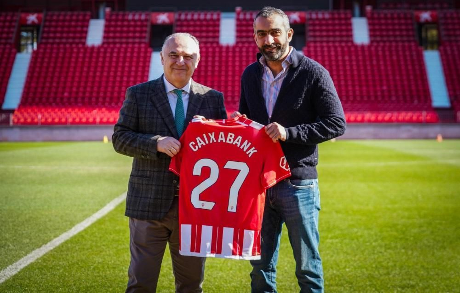Juan Ignacio Zafra, director territorial de CaixaBank en Andalucía, y Mohamed El Assy, CEO de la UD Almería han sellado el acuerdo en el UD Almería Stadium