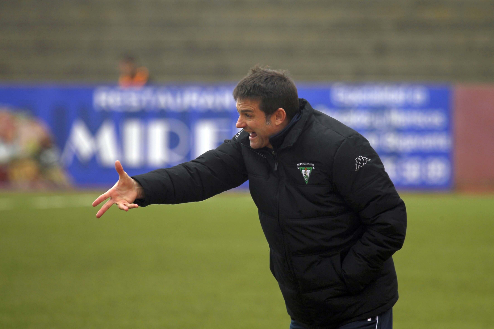 Julio Cobos hace indicaciones durante un partido.