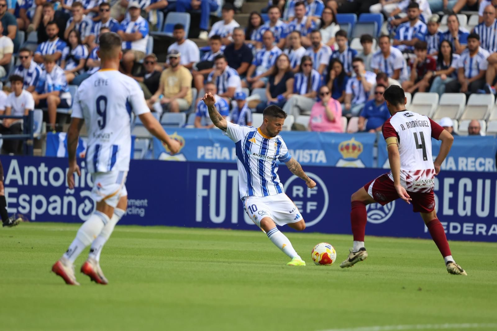 Antonio Domínguez se dispone a golpear el balón.