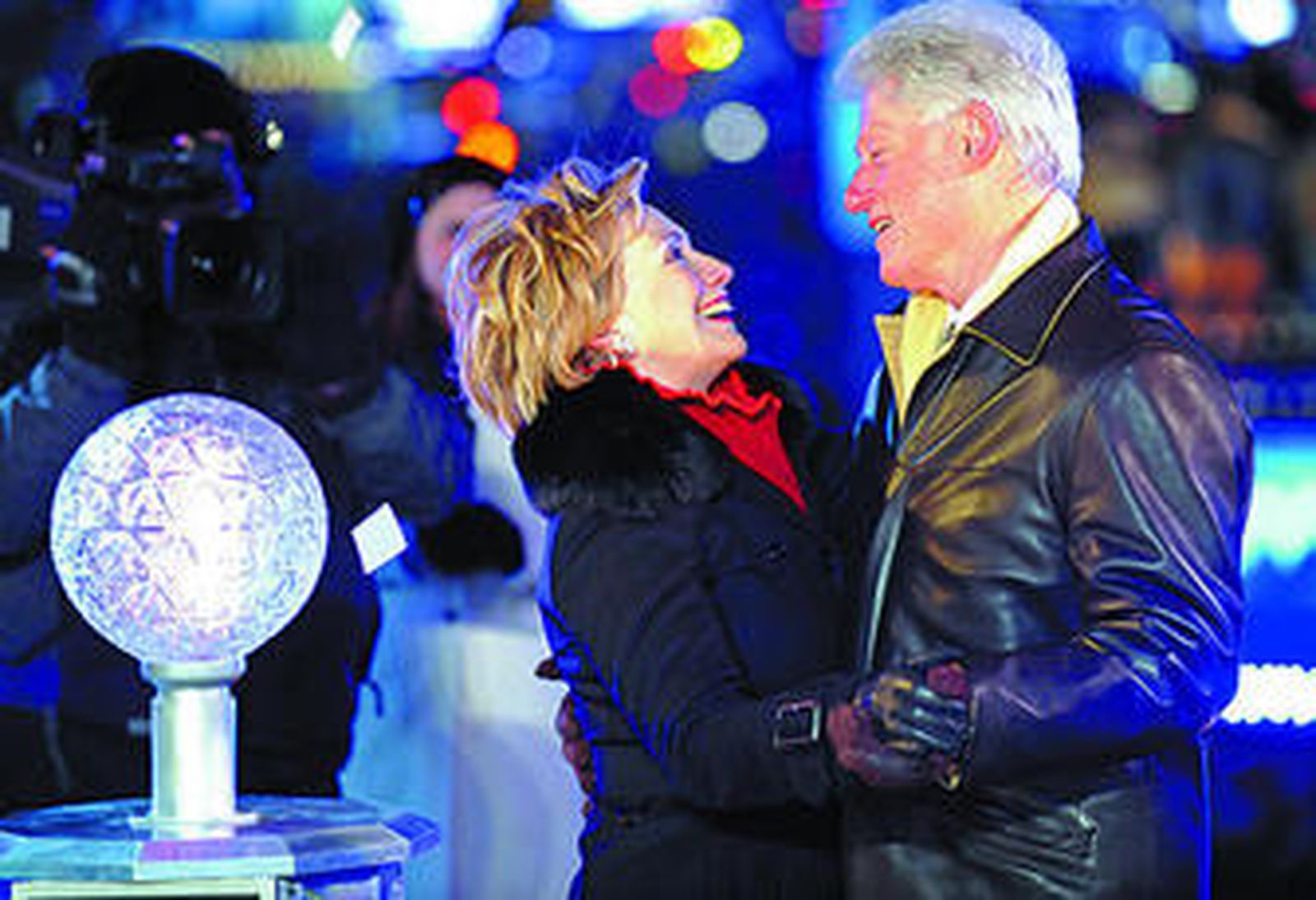 Hillary y Bill Clinton bailan en Times Square