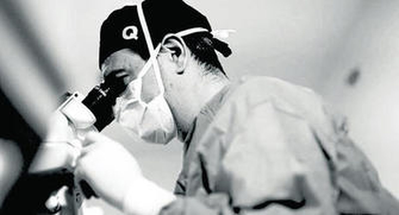 El doctor Fernández durante la intervención a un paciente.