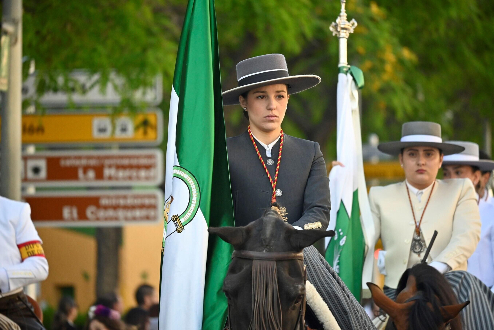 Imágenes de los peregrinos de la Hermandad de Emigrantes en su salida por las calles de Huelva