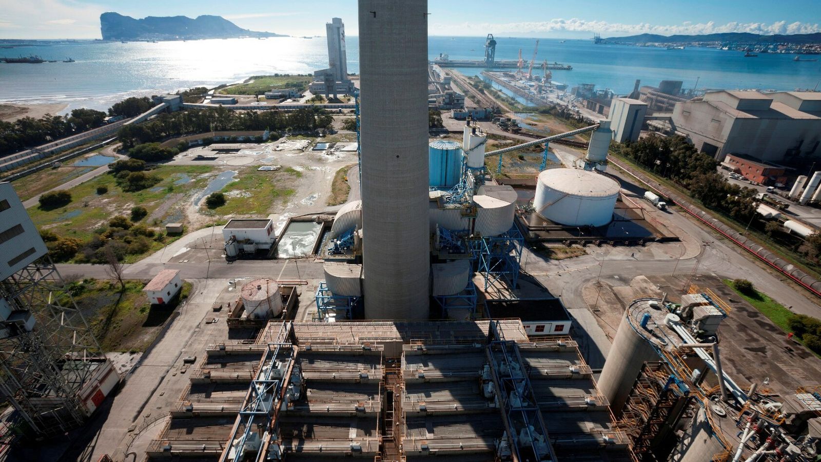 La central térmica de Los Barrios, que anunció su cierre en junio.