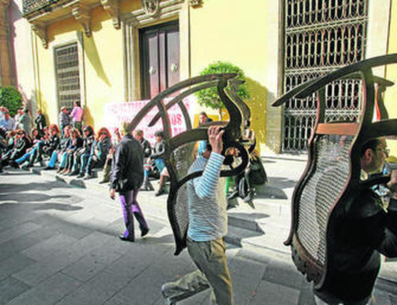 Trabajadoras de la concesionaria Limasa bloqueando, ayer, la entrada al Ayuntamiento.