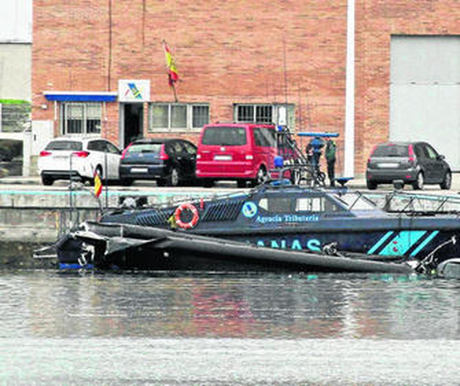 La embarcación neumática siniestrada permanecía ayer semihundida en el puerto de Algeciras.