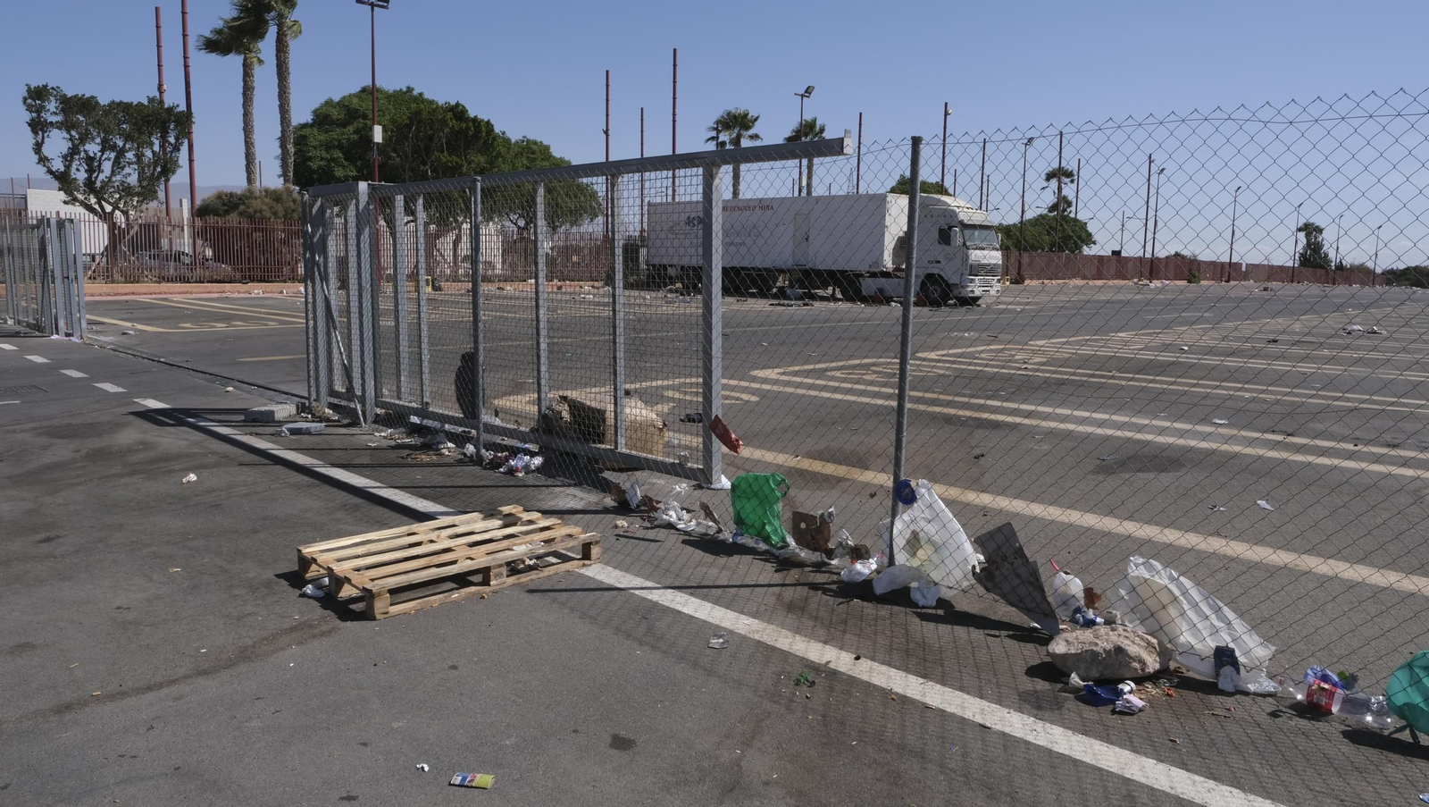 Fotos de la basura acumulada en el aparcamiento de los feriantes en la Vega de Acá