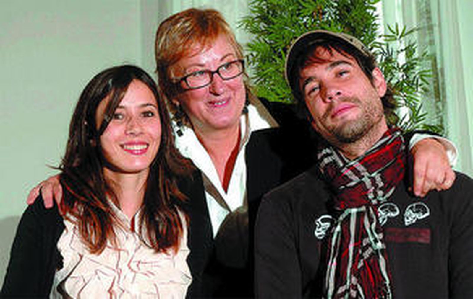 La directora Helena Taberna (centro) posa con los actores Bárbara Goenea y Unax Ugalde.