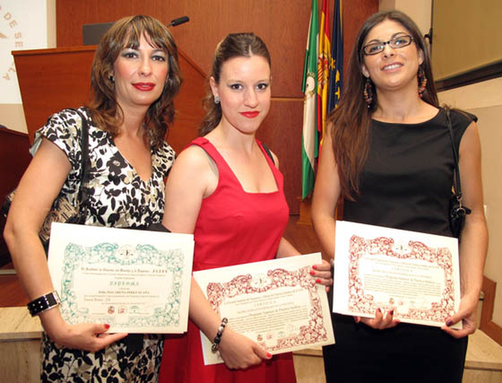 Las abogadas Macarena Pérez Ocaña (master de AJ), con Laura Luna y Sara Vázquez (PJ1&PJ2).

Foto: Victoria Ramírez