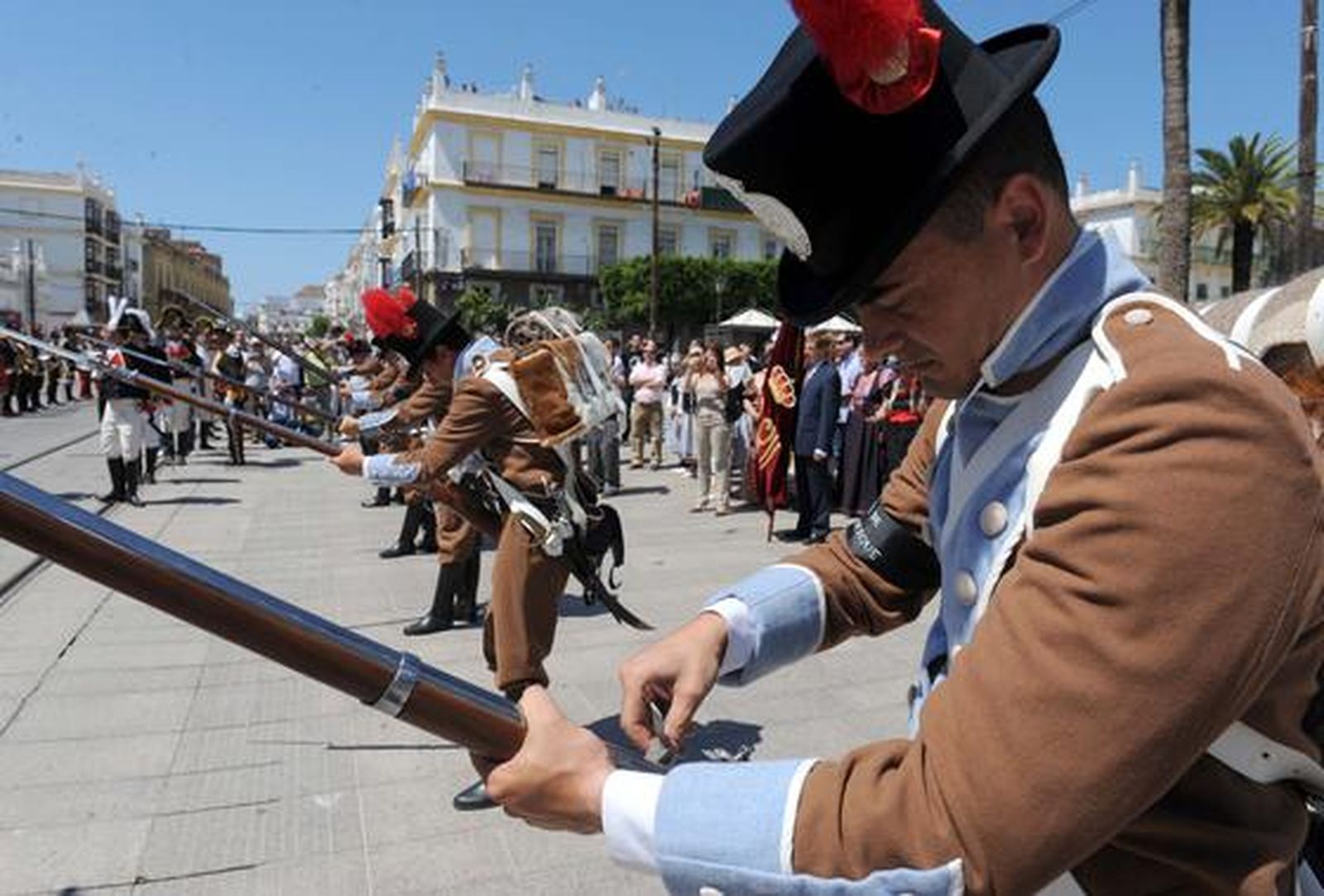 Unas 200 personas participan en el desfile de presentación del pendón de Fernando VII, recuperado para el Diez, ataviados con uniformes históricos.

Foto: Elias Pimentel