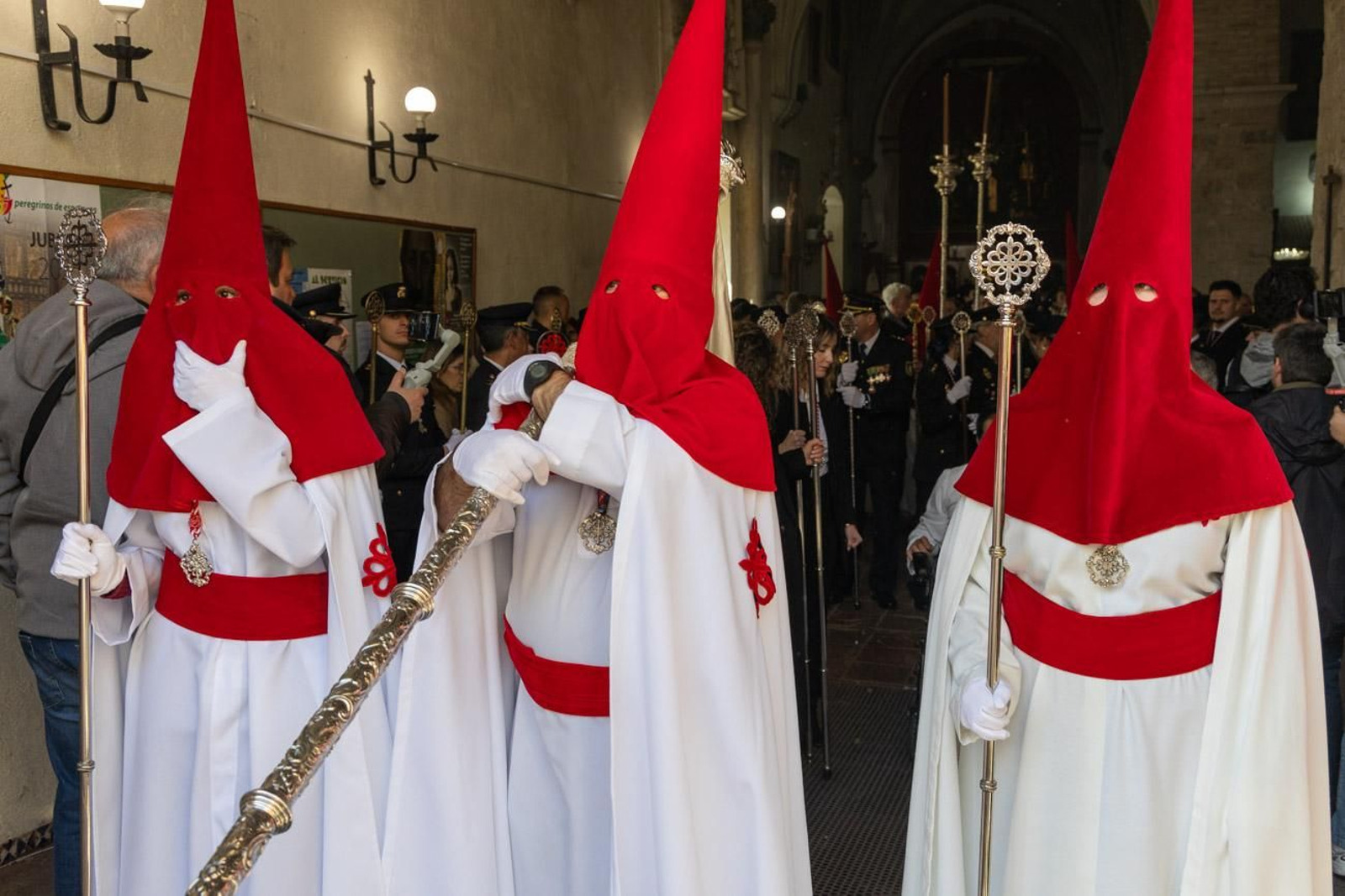 La temida lluvia impide el desarrollo normal de este Martes Santo