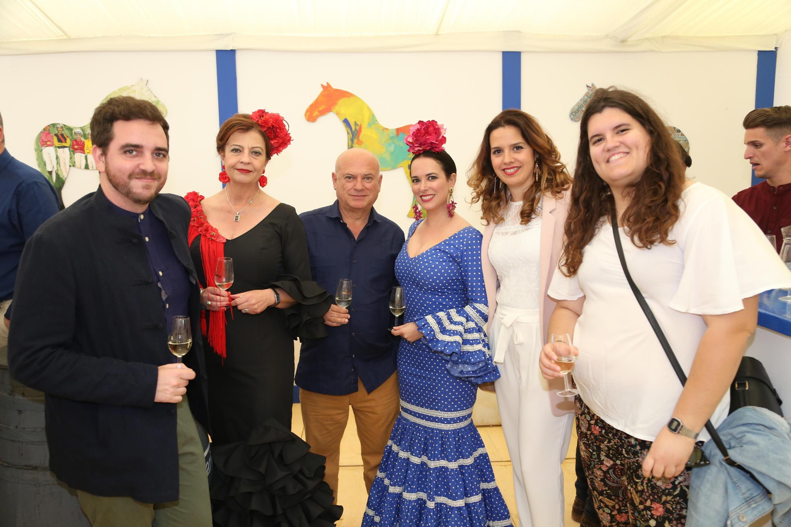 El crítico de Arte de Diario de Jerez, Bernardo Palomo, junto a su hija Mercedes, María del Carmen López, Manuel Fernández, María José Aguilar y Marisa López.