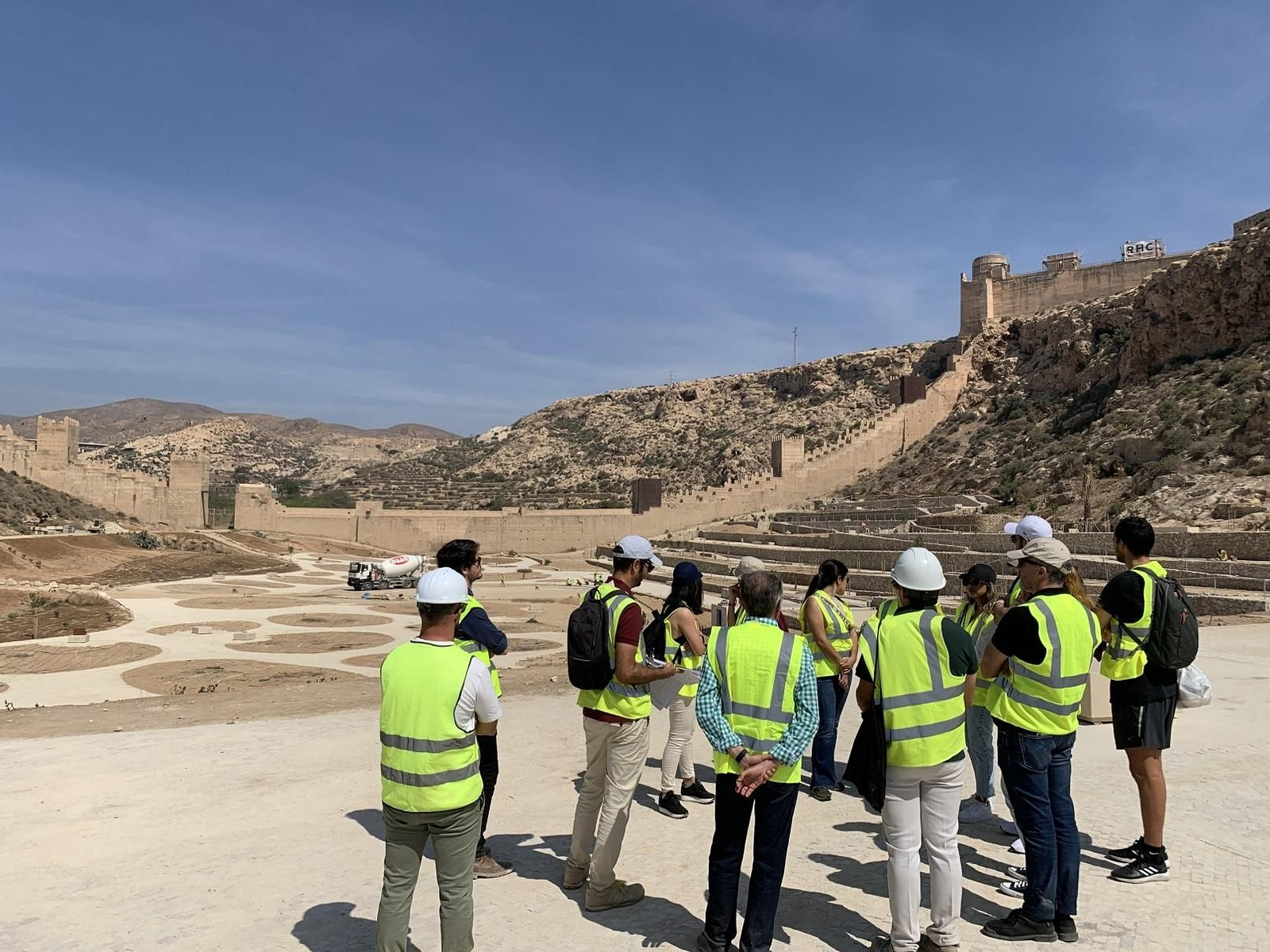 Alumnos y profesores de la Escuela de Arquitectura de Málaga han visitado recientemente La Hoya al considerar al proyecto un ejemplo de intervención.