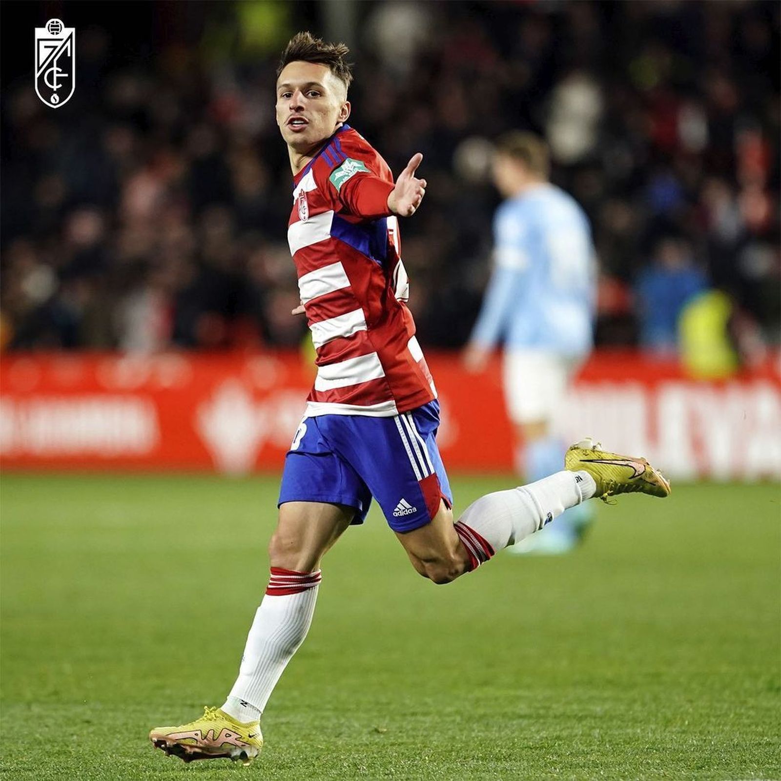 Bryan Zaragoza celebrando un gol.