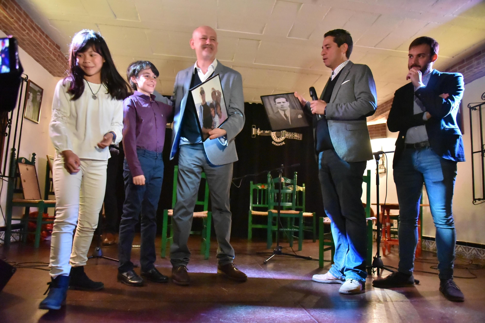 Carlos Vargas entrega la distinto a Ramón Soler.