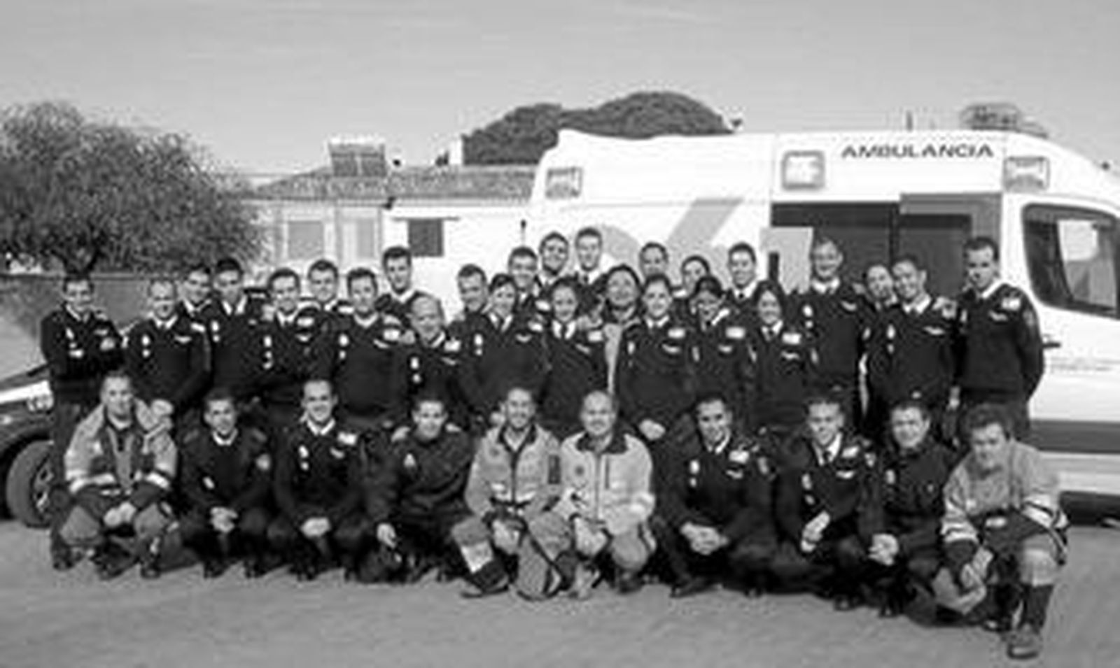 Los cadetes de la Academia de Policía junto a los miembros del equipo sanitario.