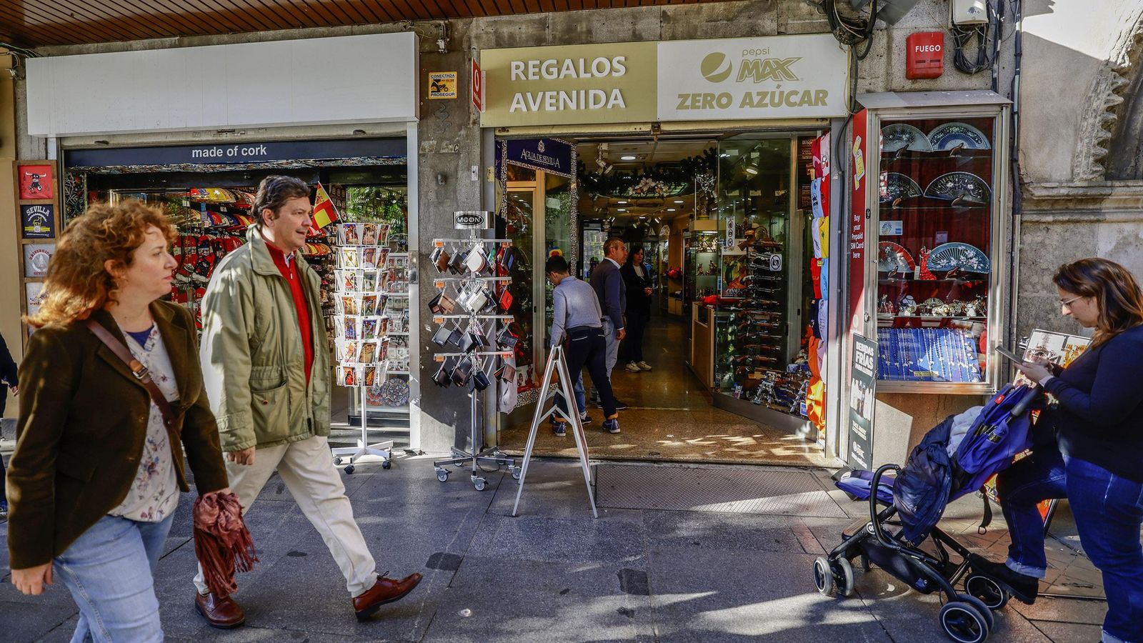Los elementos de publicidad, como los anuncios abatibles, proliferan alrededor de la Catedral.