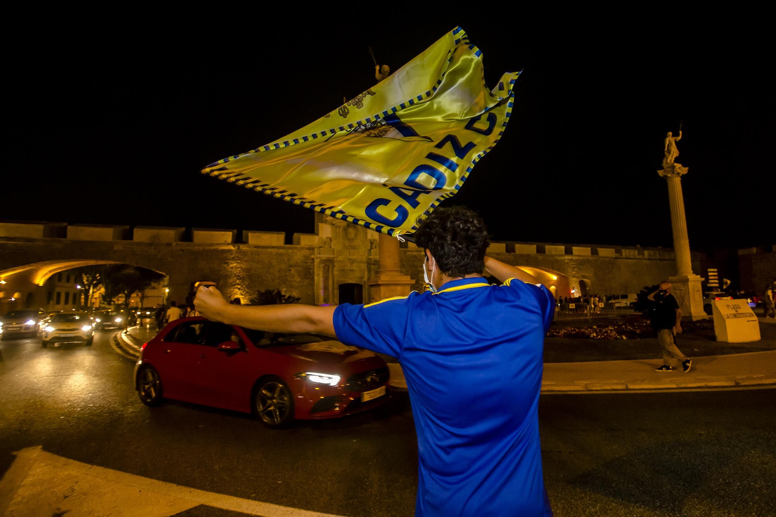 La gran fiesta del ascenso del Cádiz toma inevitablemente a las Puertas de Tierra