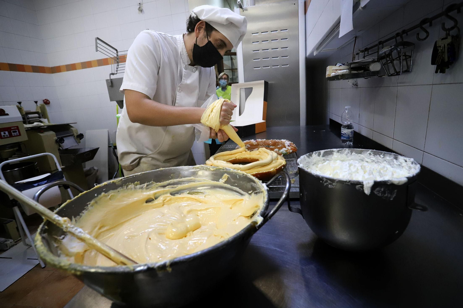 Imágenes de la elaboración del Roscón de Reyes en la Dulcería Nova Ruiz
