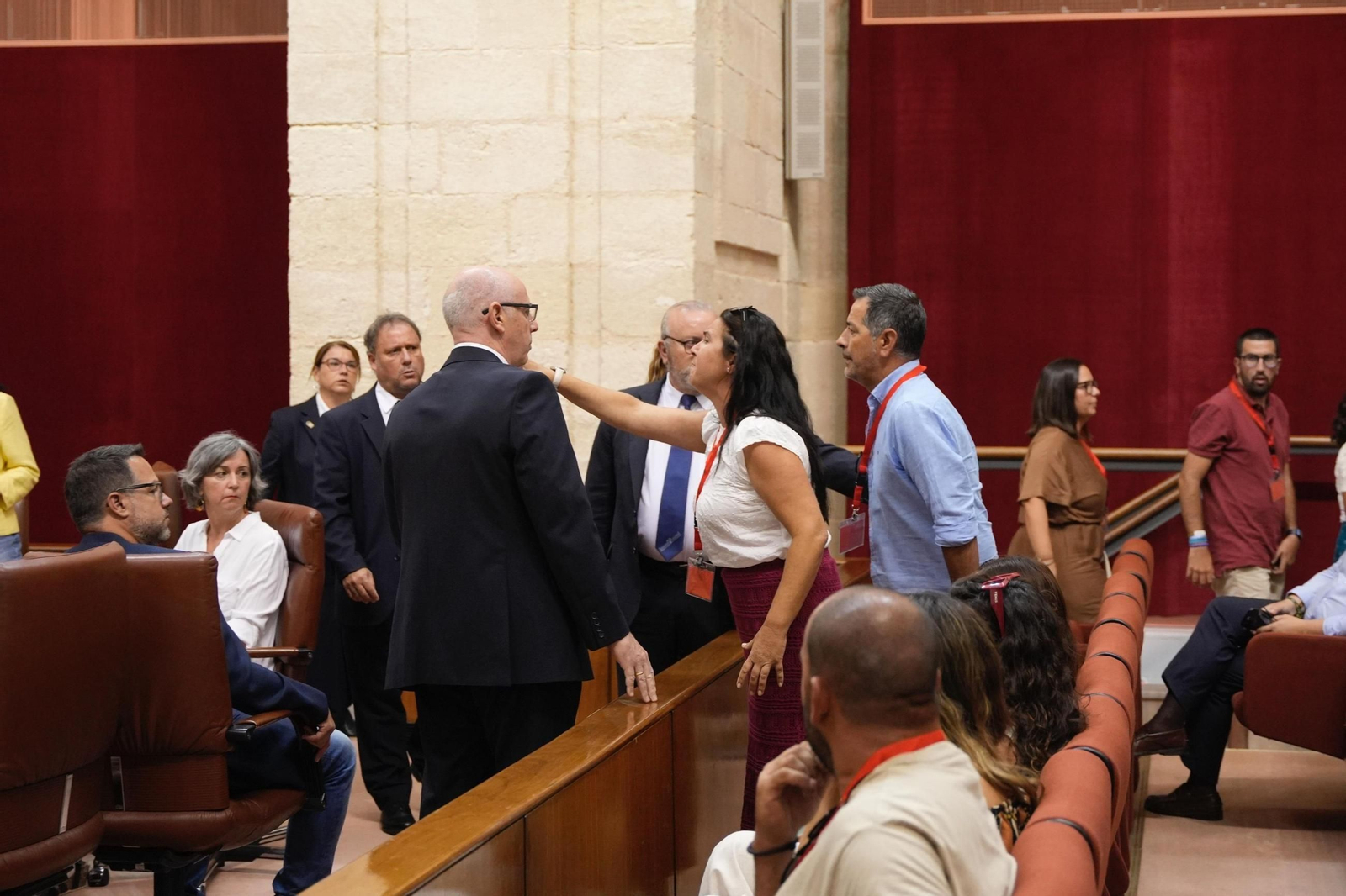 Momento en el que padres de alumnos del CEIP El Colorado se marchan del Parlamento andaluz.