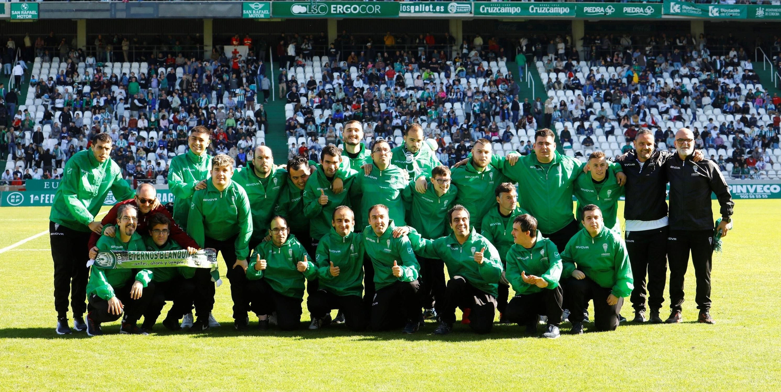 Los jugadores del CCF Genuine, durante su presentación en El Arcángel.