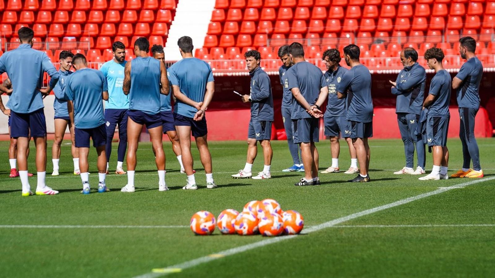 El entrenador rojiblanco se dirige al grupo en la sesión del pasado viernes.