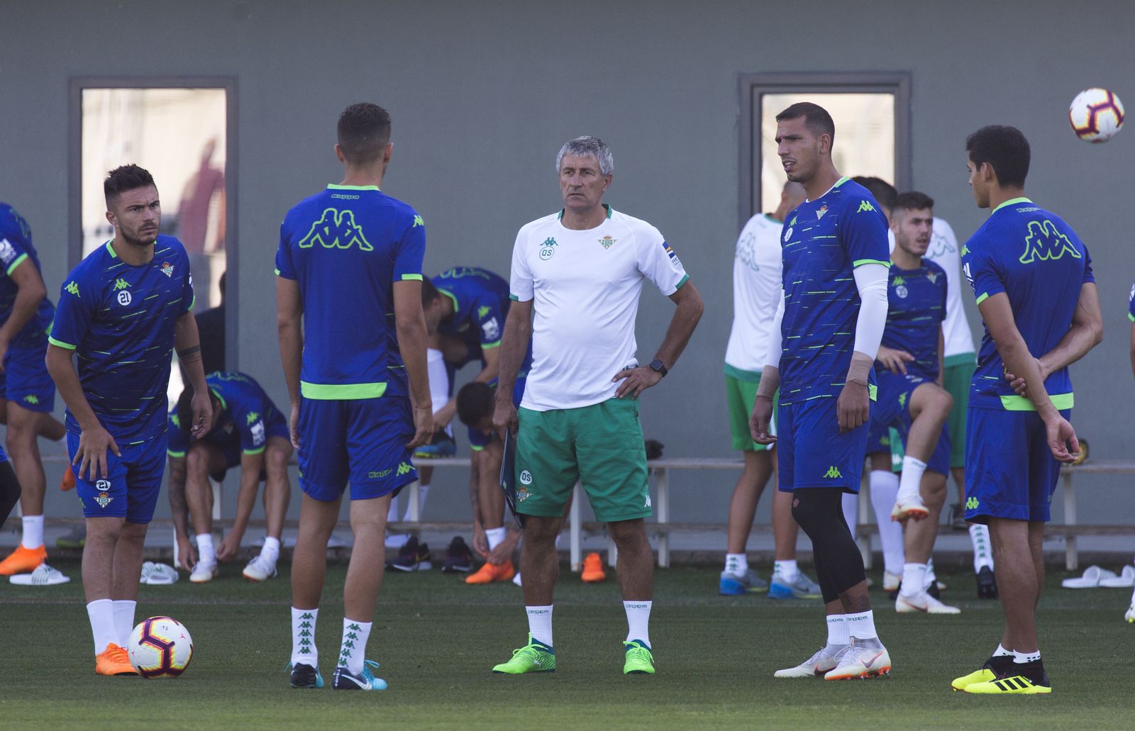 Setién dialoga con sus futbolistas en el entrenamiento matinal de ayer.