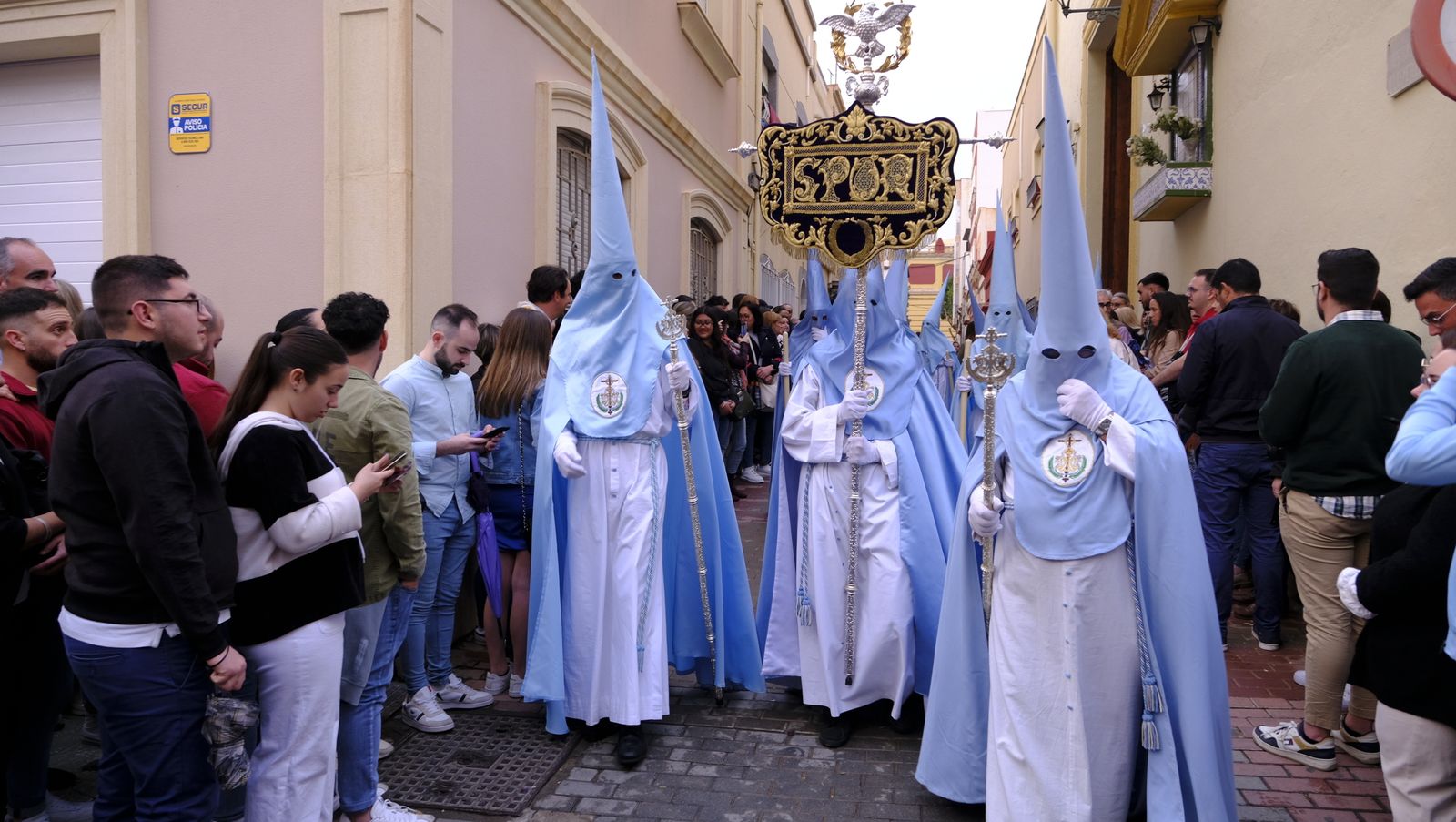 La Procesión de Los Ángeles de sobrepuso a la lluvia, en imágenes