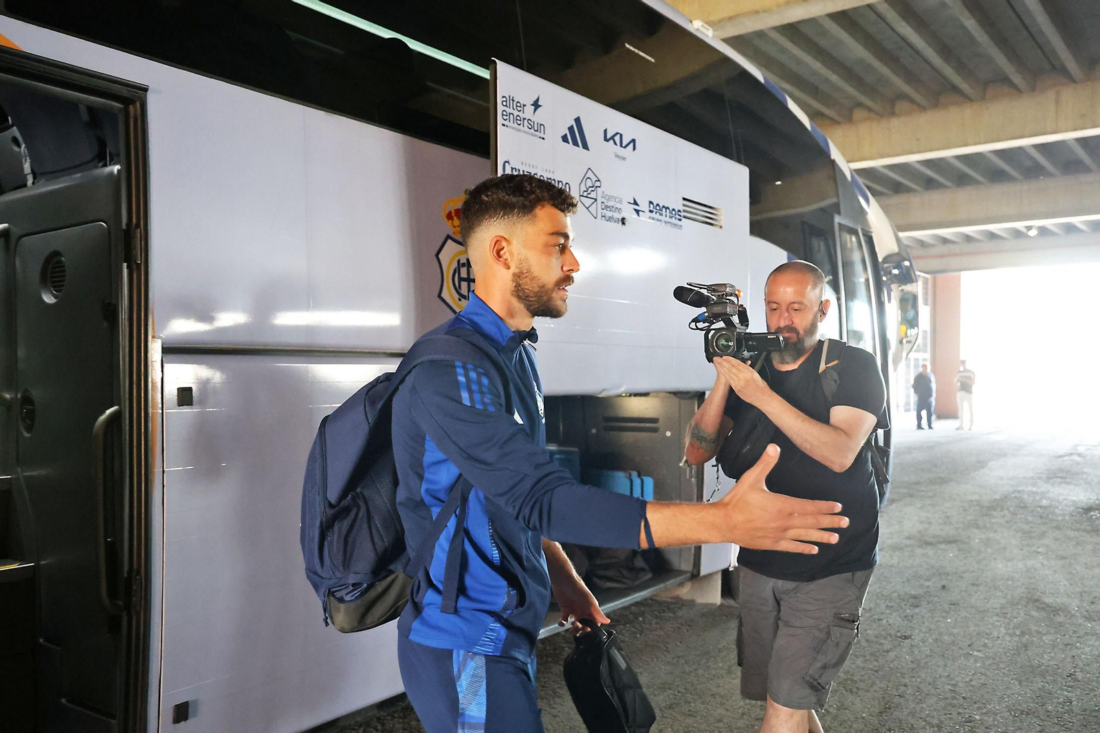 Imágenes de la salida del autobus del Recreativo de Huelva hacia Alcoy