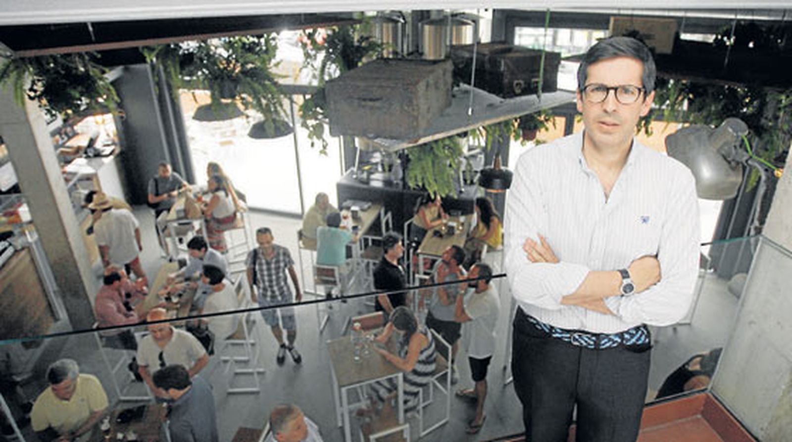 Rafael Sanmiguel, el impulsor de Ágora 83, en el mercado situado en la avenida de El Brillante. 

Foto: José Martínez