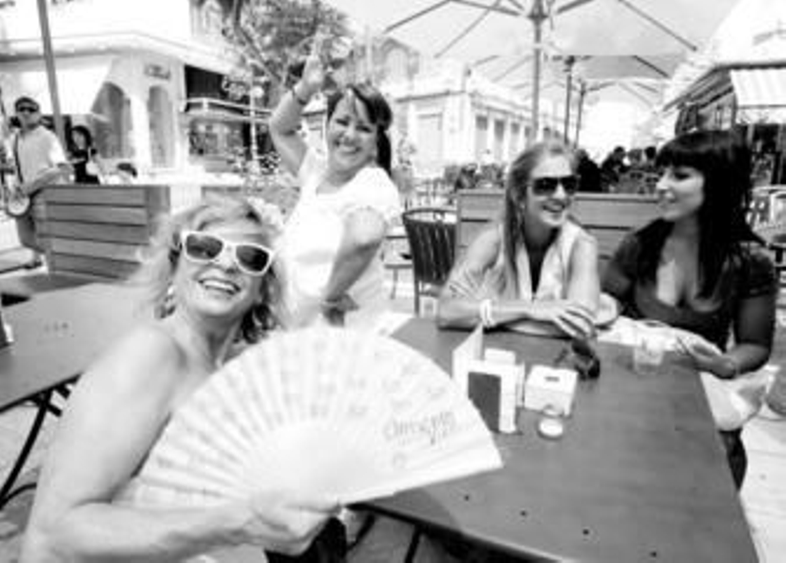 El abanico del Ayuntamiento se ha convertido en un complemento más para la Feria del Mediodía.