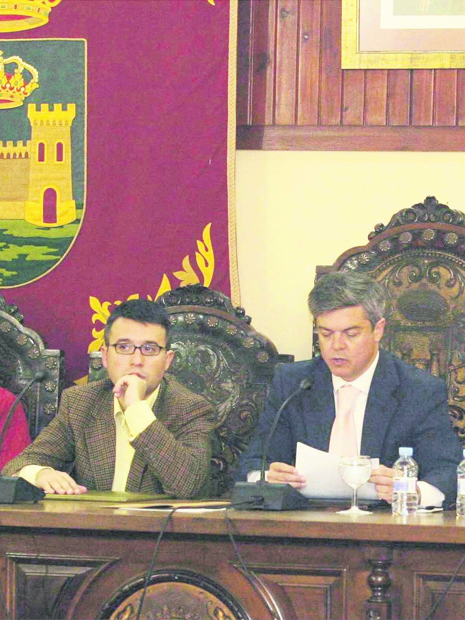 Alejandro Sánchez y Juan Carlos Juárez, durante un Pleno en 2009.