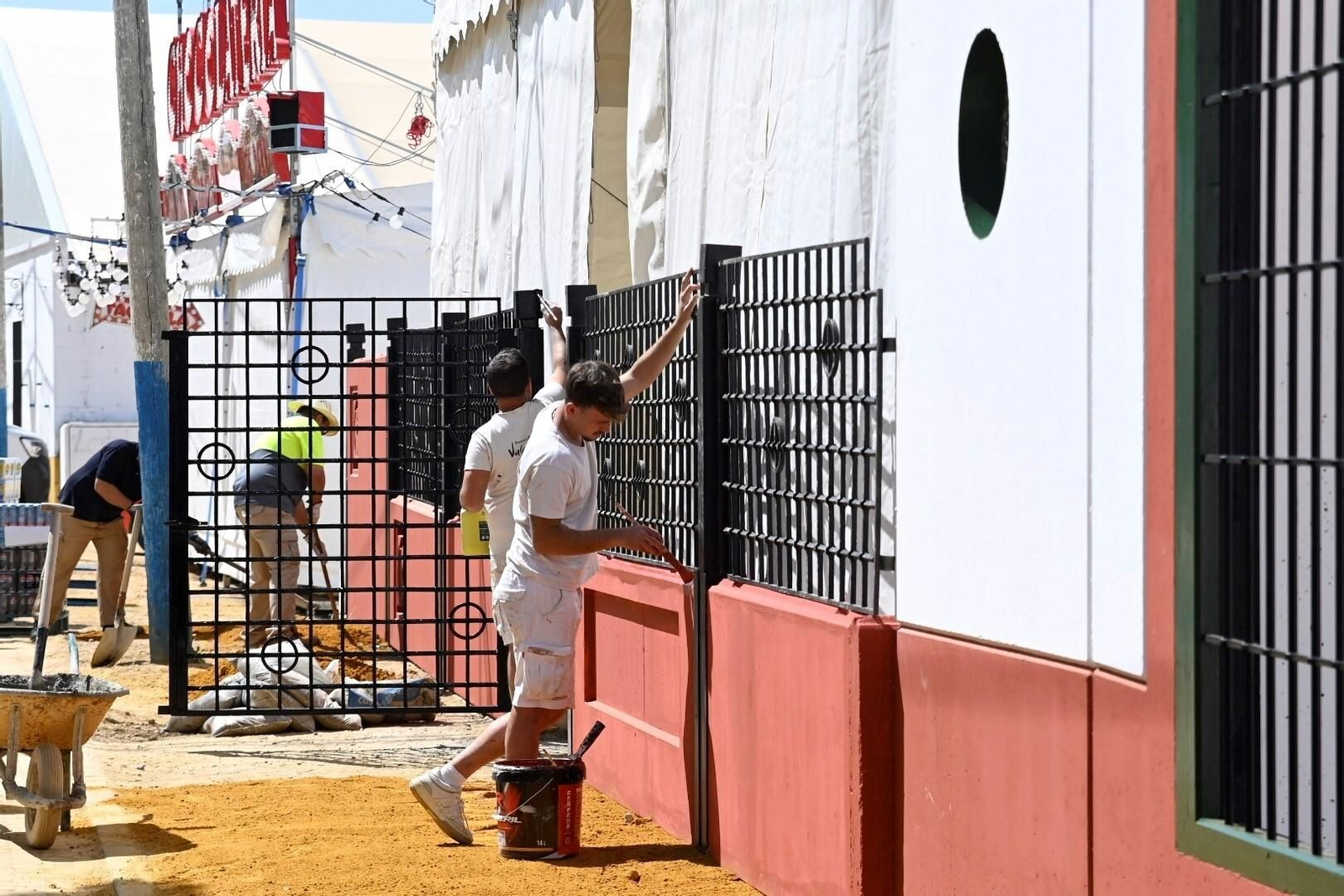 Cuenta atrás para el inicio de la Feria de Córdoba: así avanza el montaje en El Arenal, en imágenes