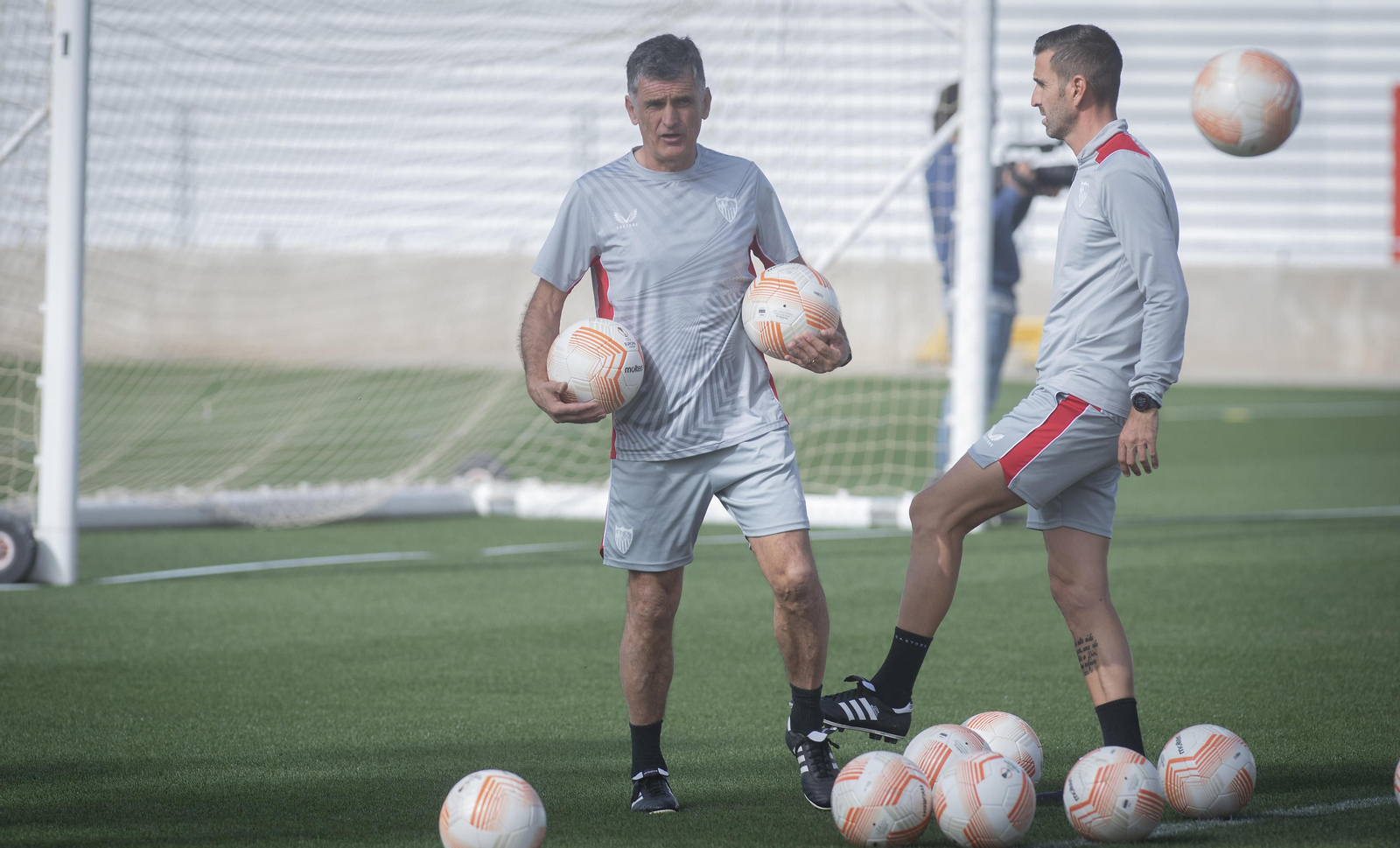 Mendilibar, junto a Fran Rico, durante el entrenamiento de este lunes, con balones de la UEL.