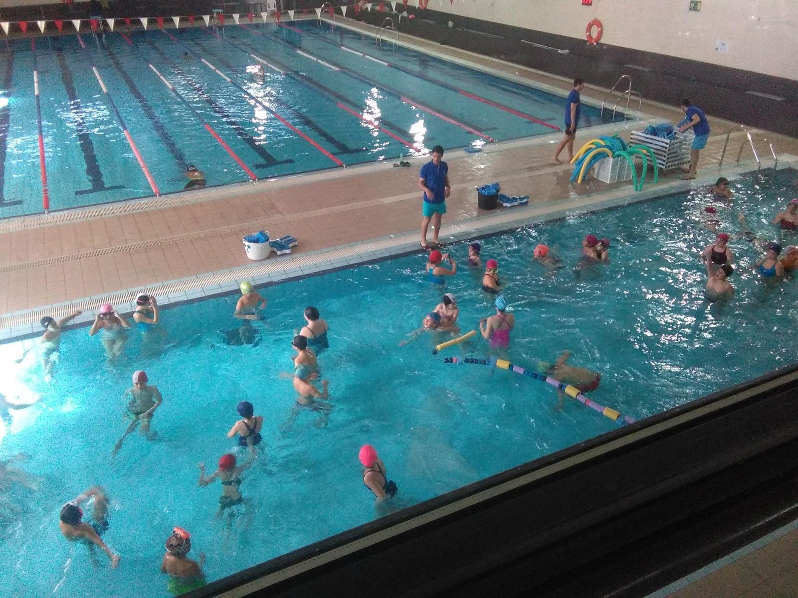 Imagen de archivo de multitud de niños en una piscina.
