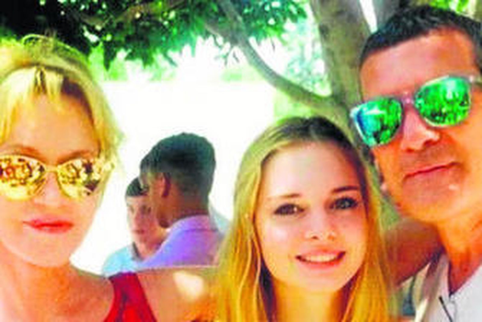 Antonio y Melanie posan con Estela del Carmen este verano.