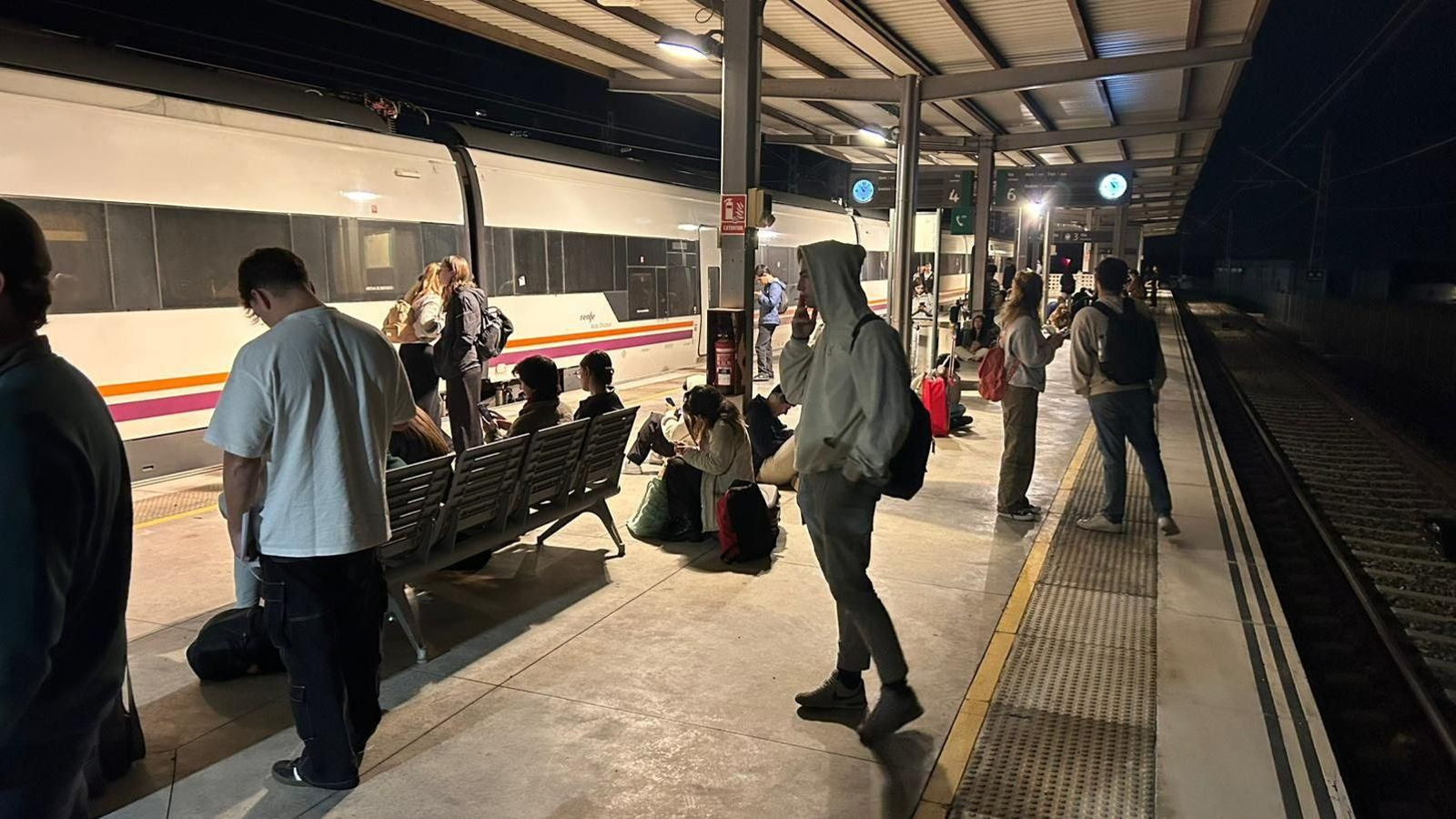 Usuarios esperando anoche en la estación de trenes de Lebrija.