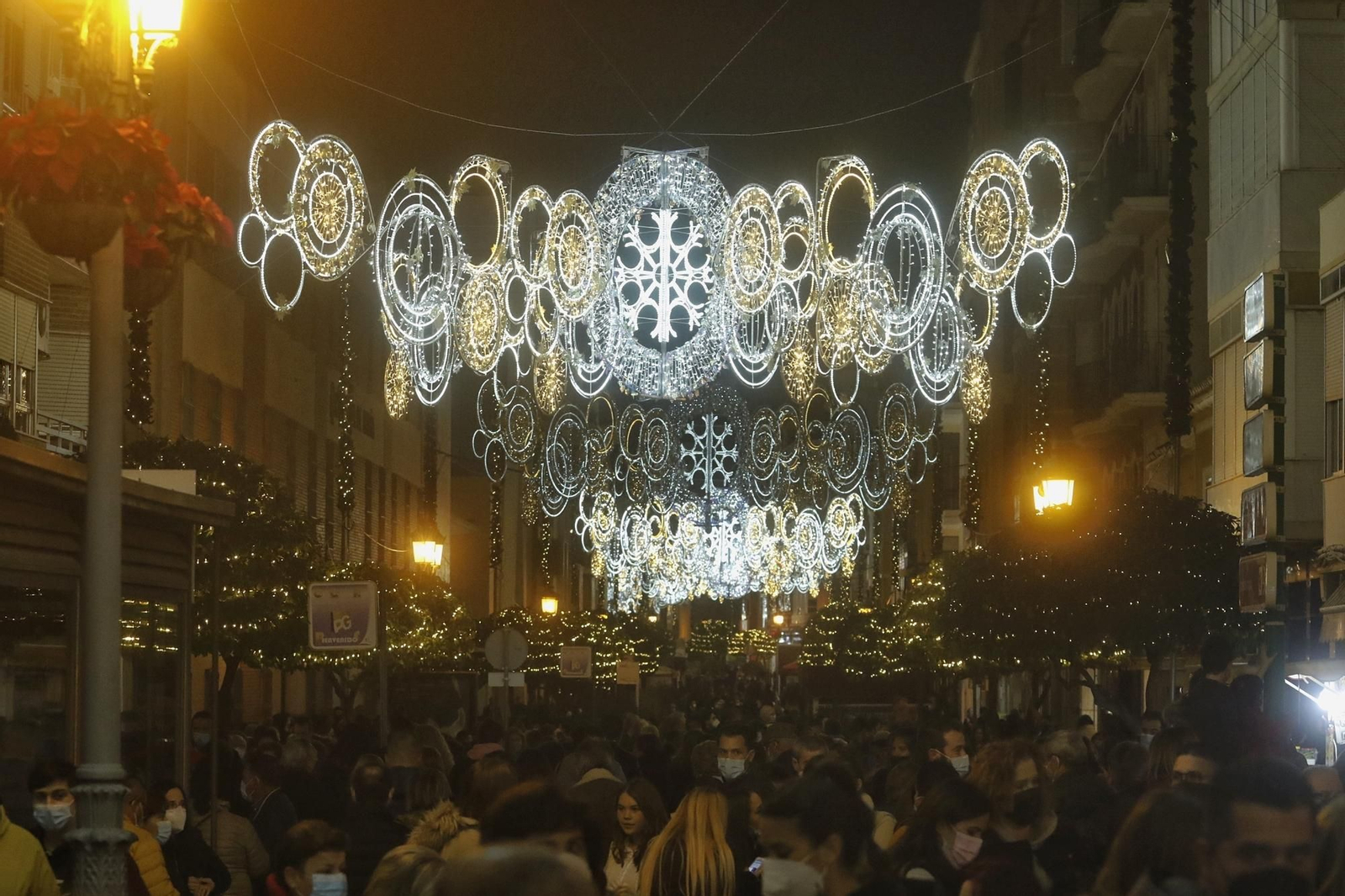 El encendido del espectacular alumbrado navideño de Puente Genil, en fotografías